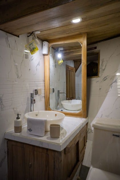 Bathroom Cabin Harga Sewa Kapal Cajoma 5 Phinisi Labuan Bajo