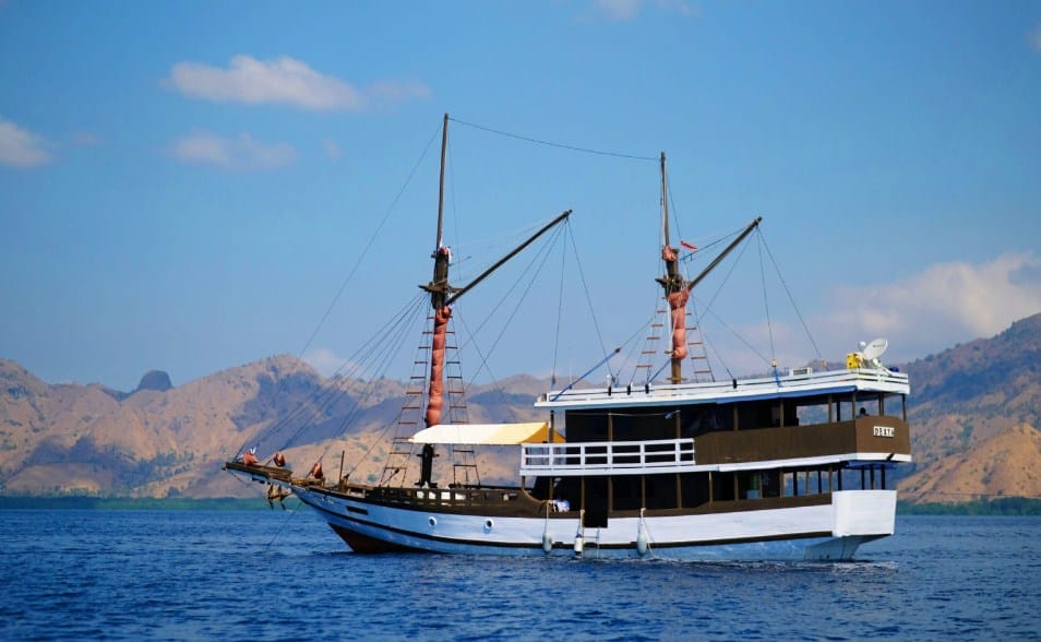 Sewa Kapal Derya Liveaboard Labuan Bajo, Perahu Klasik dengan Fasilitas Modern