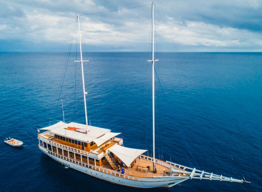 Sewa Kapal Fenides Liveaboard Labuan Bajo, Luxury Diving With Contemporary Classic Style
