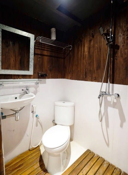 Toilet Sewa Kapal Derya Liveaboard Labuan Bajo