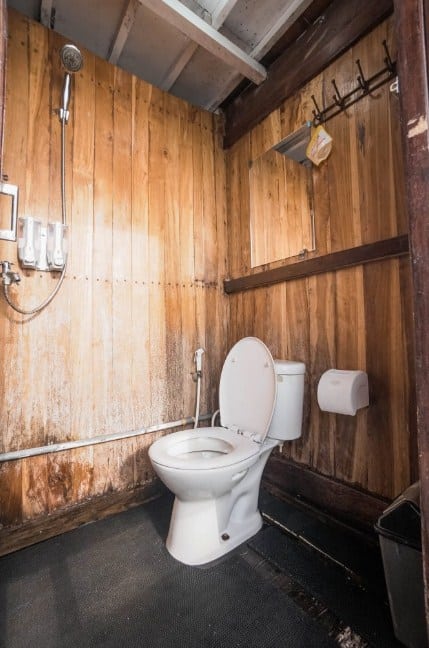 Bathroom Kapal Diantara Liveboard Komodo Labuan Bajo