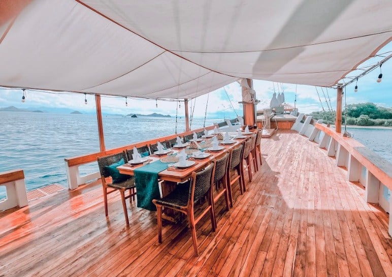 Dinning Room Kapal Vinca Voyages Phinisi