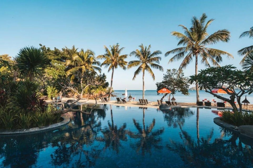 Jalan-jalan ke pantai yang berada 5 langkah dari hotel