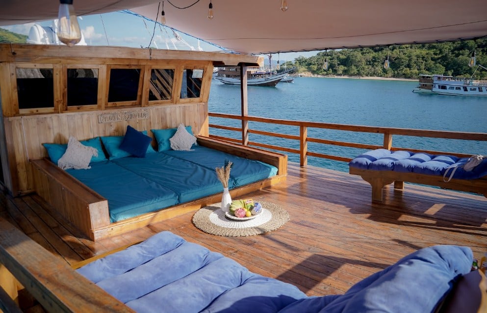 Lounge Outdoor Kapal Ciela Phinisi Labuan Bajo