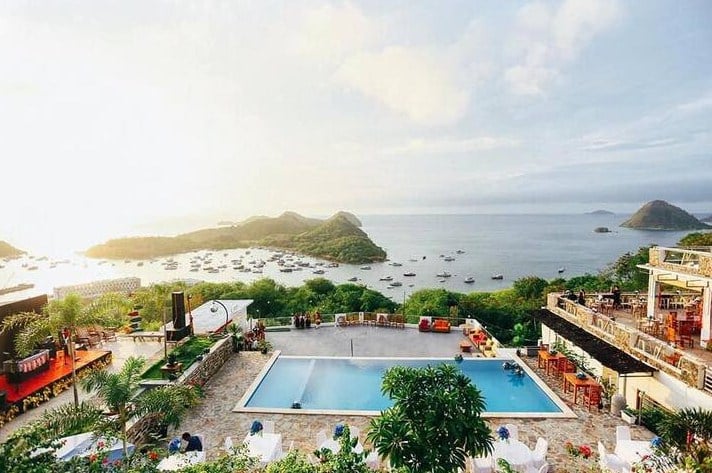 Penginapan di Labuan Bajo dengan pemandangan kapal-kapan di lautan sepuasnya