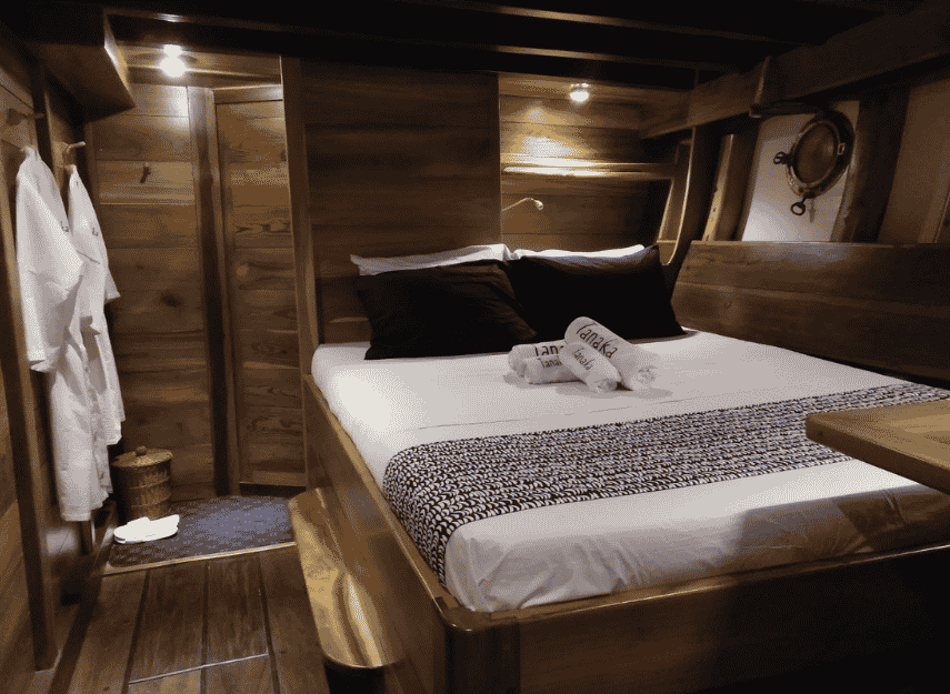 Cabin Kapal Phinisi Tanaka Cruise