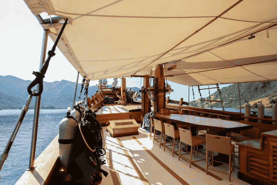 Outdoor Dining Area Kapal Phinisi Tanaka Cruise