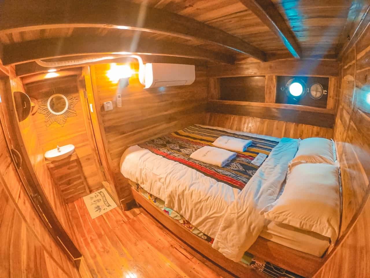 Private Cabin Kapal Phinisi Natural Liveaboard