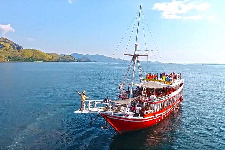 Siap Bedol Desa dengan Sewa Kapal Noah Phinisi Liveaboard Labuan Bajo