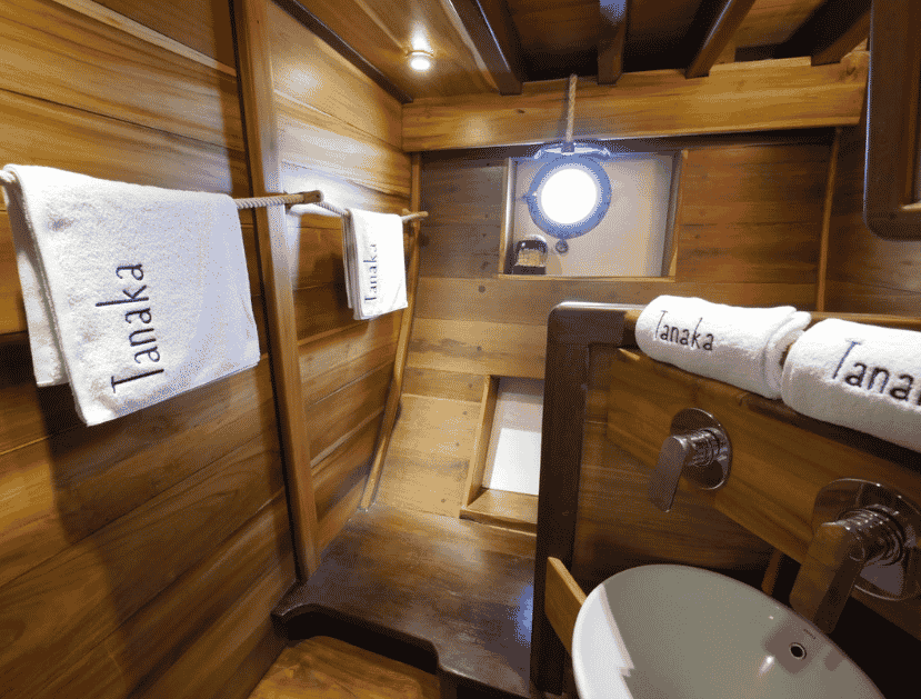 Toilet Kapal Phinisi Tanaka Cruise