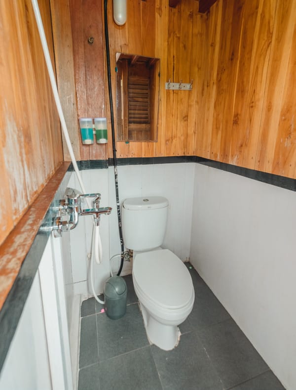 Toilet Kapal Phinisi Vidi Liveaboard