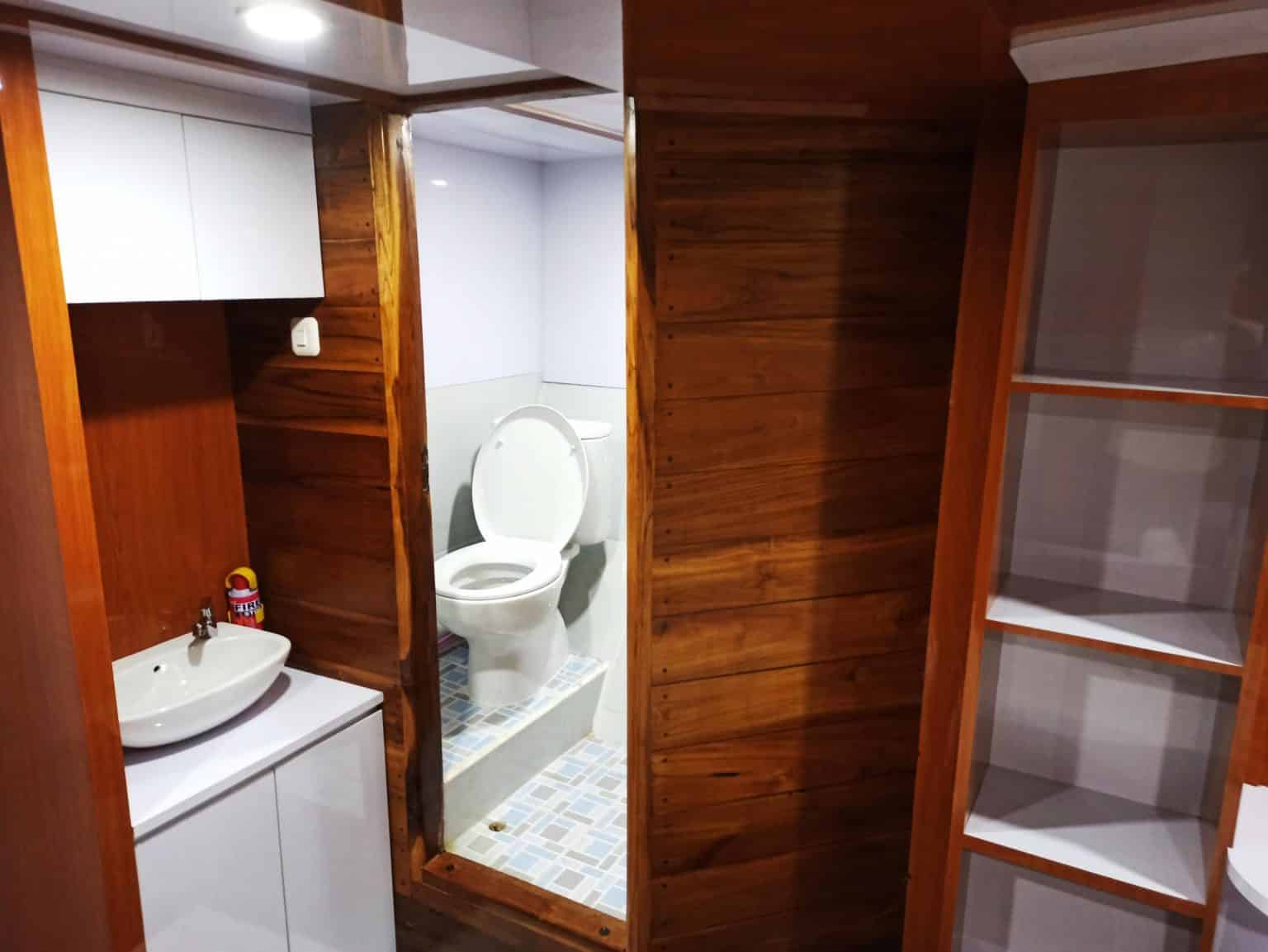 Toilet Kapal Riley Phinisi